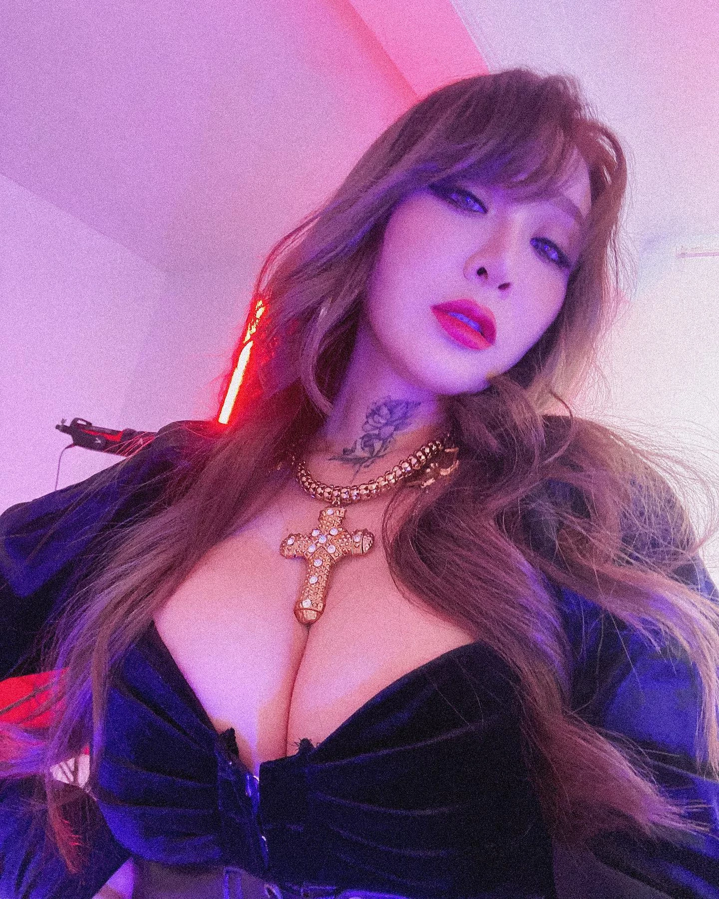 美胸正妹“飞小橘”曲线性感的不可思议 这尺寸太不科学展现“圆润翘臀”好凶狠