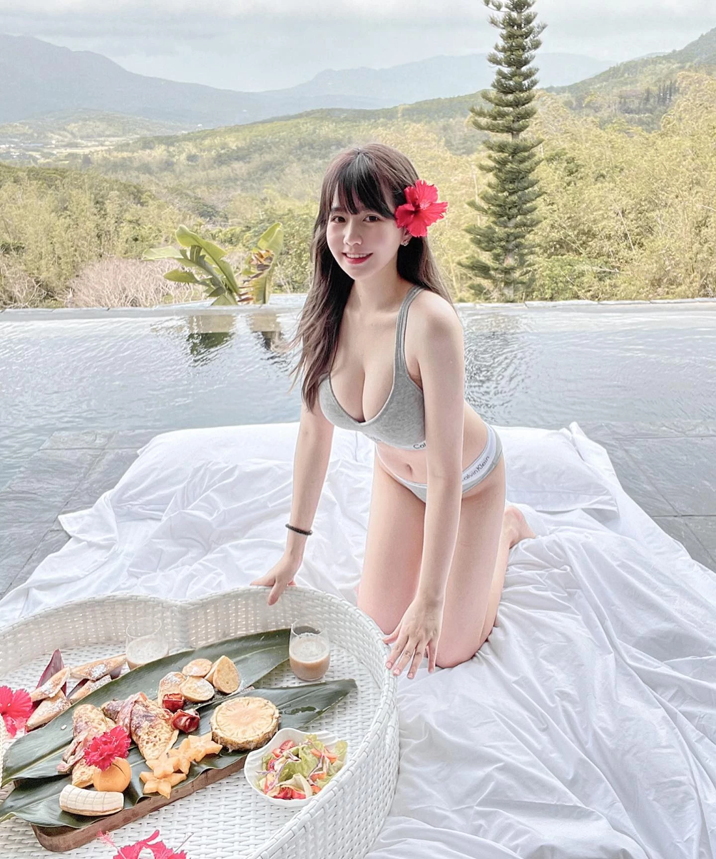 蚂蚁腰女神“夏筠婷”有料还要有线条“邪恶饱满深沟”光看到她就好治愈人心