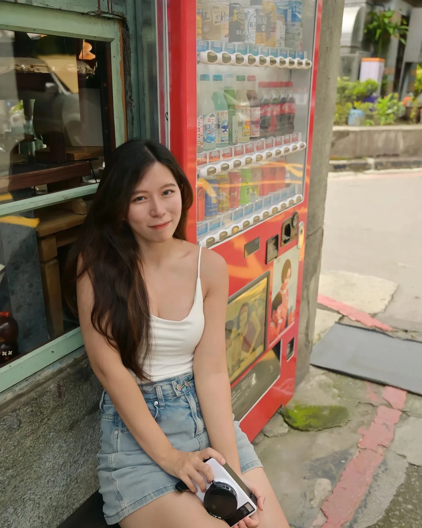“软软”爱穿超低胸露出一大半 路人忍不住狂盯 [10P]
