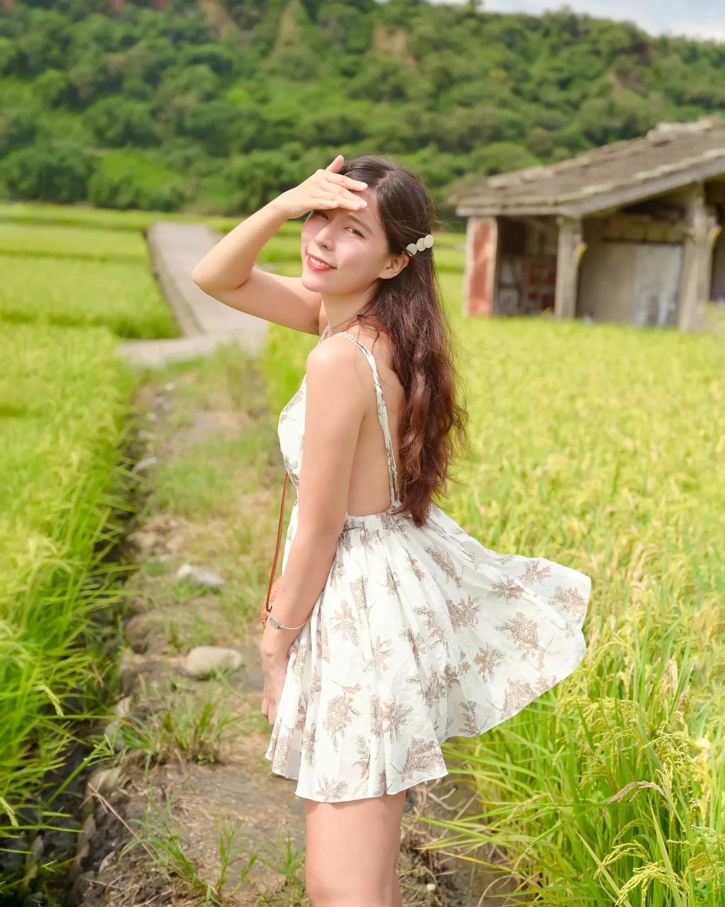 “软软”爱穿超低胸露出一大半 路人忍不住狂盯 [10P]